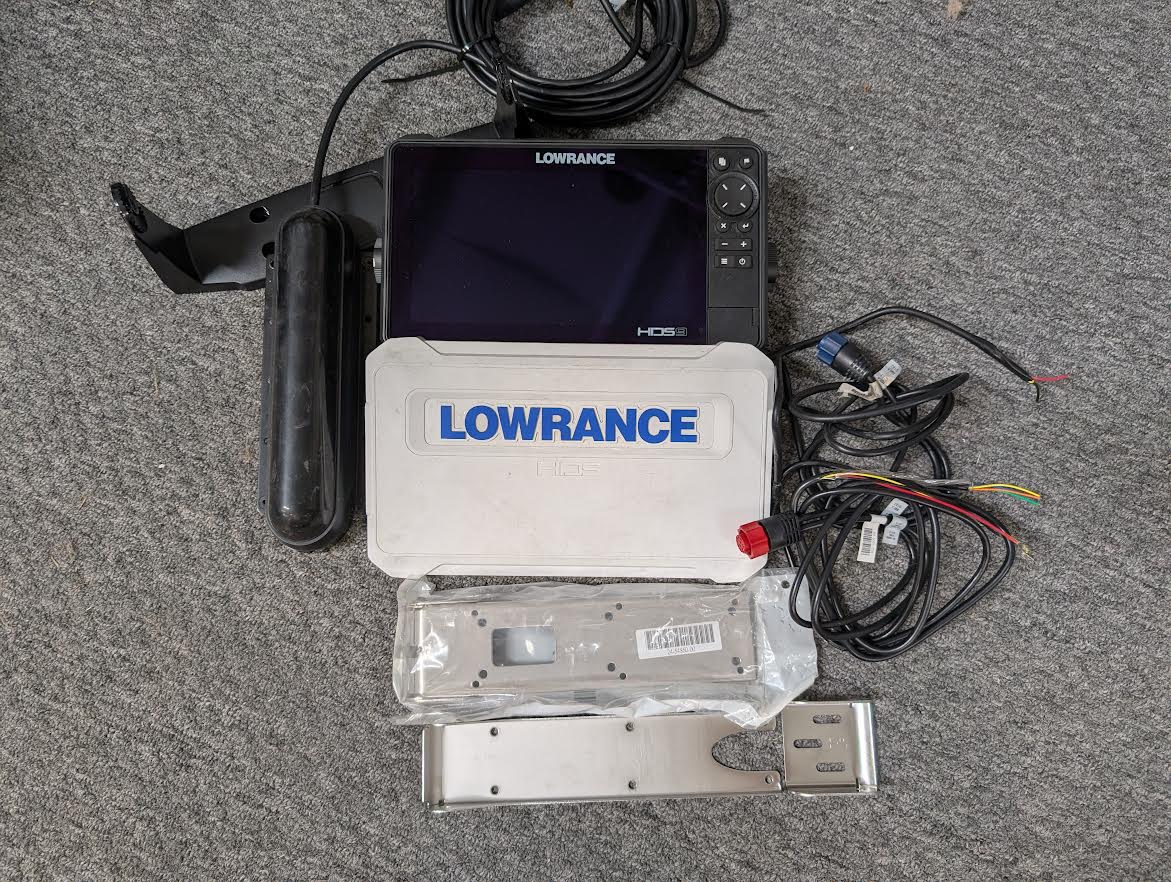 Lowrance 9″ Bundle with Active Imaging™ 3-in-1 Transducer